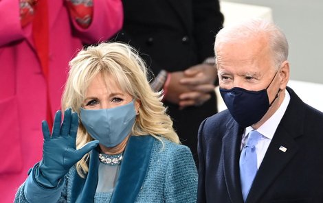 Joe Biden při inauguraci s manželkou Jill, první dámou USA