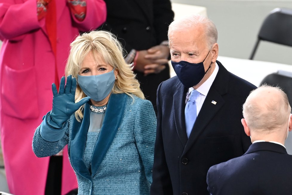 Joe Biden při inauguraci s manželkou Jill, první dámou USA