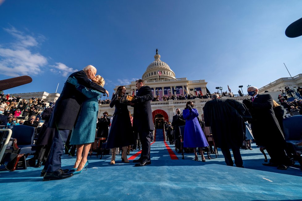 Joe Biden při inauguraci s manželkou Jill, první dámou USA