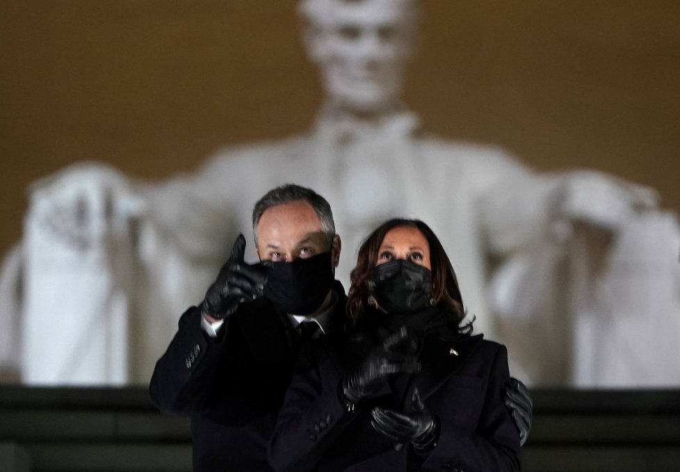 Kamala Harrisová s manželem Dougem před Lincolnovým pomníkem