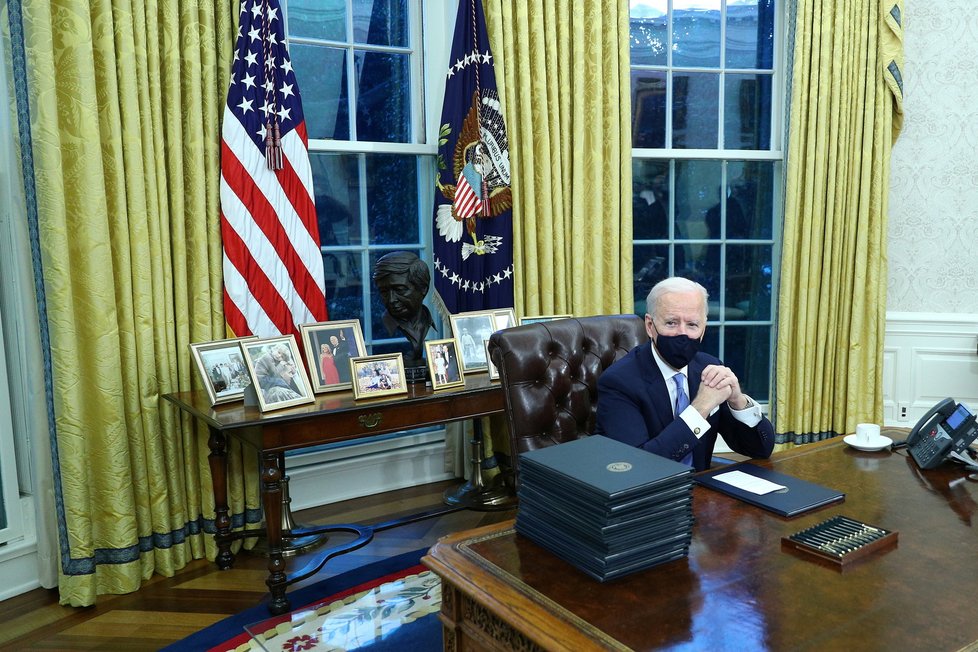 Joe Biden po inauguraci v Oválné pracovně