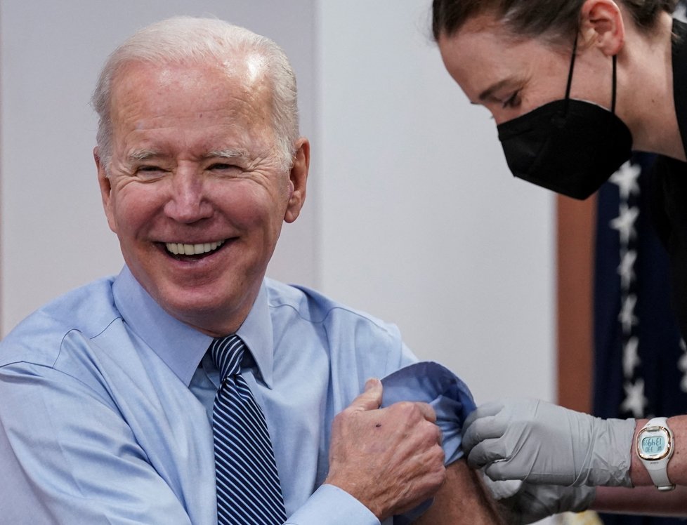 Prezident USA Joe Biden si nechal dát druhou posilující dávku proti covidu (30.3.2022)