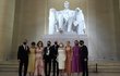 Joe Biden při inauguraci s manželkou Jill, první dámou USA, Kamalou Harrisovou s manželem Dougem a dalšími před Lincolnovým pomníkem ve Washingtonu