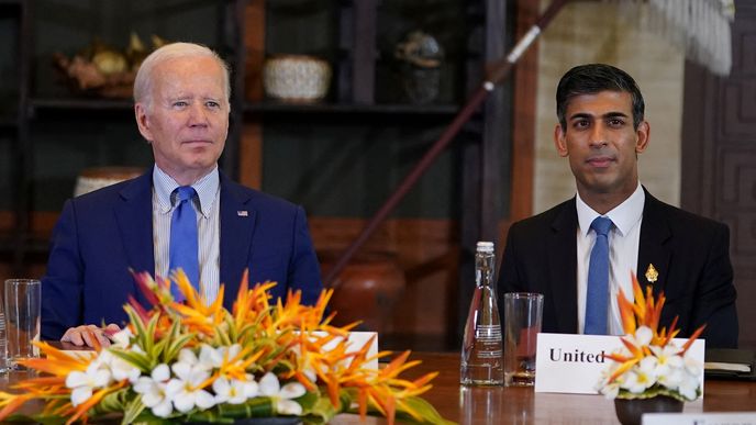 Americký prezident Joe Biden (vlevo) a britský premiér Rishi Sunak se dohodli na rozšíření ekonomické spolupráce svých zemí. USA také budou Británii dodávat více zkapalněného zemního plynu neboli LNG.