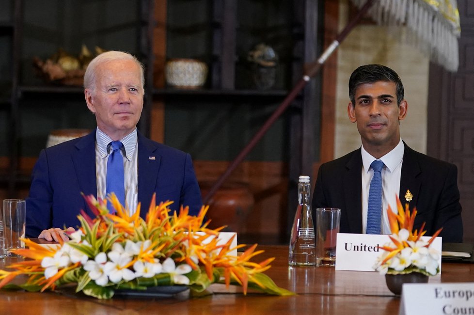 Americký prezident Joe Biden (vlevo) a britský premiér Rishi Sunak se dohodli na rozšíření ekonomické spolupráce svých zemí. USA také budou Británii dodávat více zkapalněného zemního plynu neboli LNG.