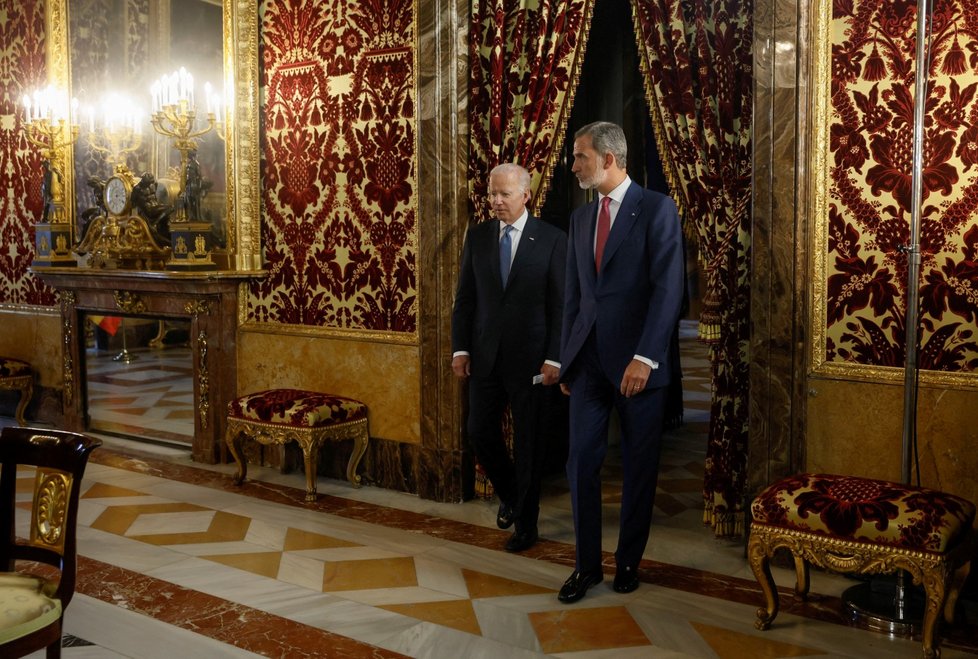 Americký prezident Joe Biden se španělským králem Filipem VI. na summitu NATO (28.6.2022)