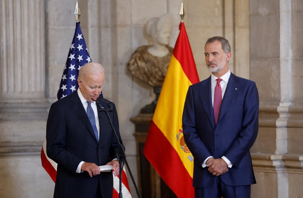 Americký prezident Joe Biden se španělským králem Filipem VI. na summitu NATO (28.6.2022)