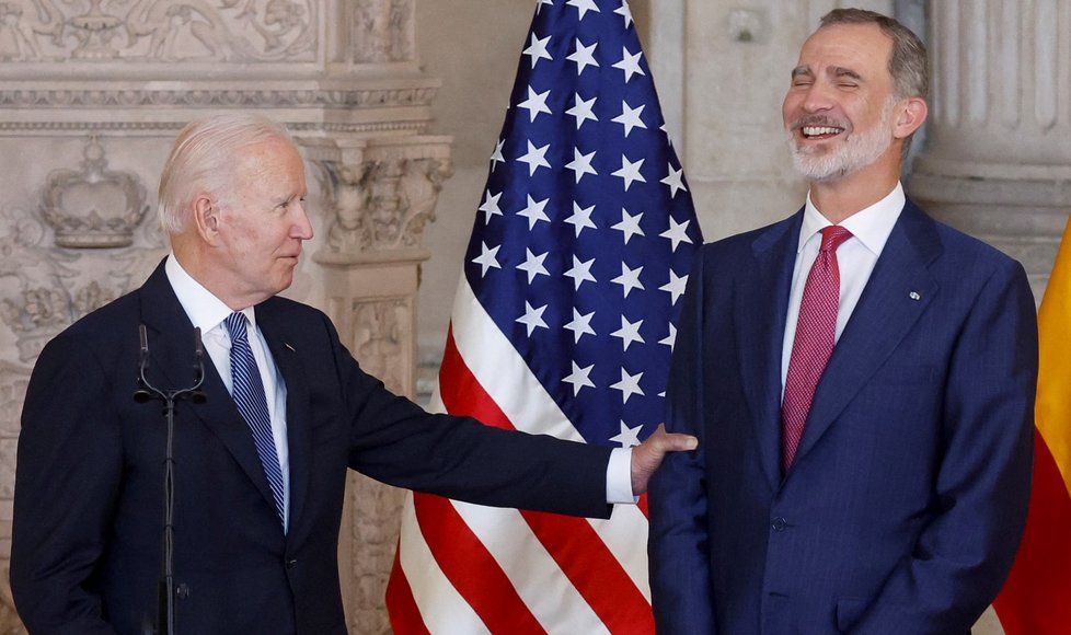 Americký prezident Joe Biden se španělským králem Filipem VI. na summitu NATO (28. 6. 2022)