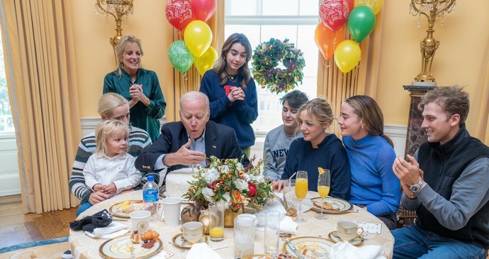 Biden oslavil 80. narozeniny a je nejstarším prezidentem USA: Dojemné vyznání manželky