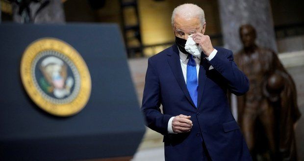 „Utkal pavučinu lží.“ Biden se při výročí krvavého útoku na Kapitol pustil do Trumpa