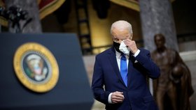 „Utkal pavučinu lží.“ Biden se při výročí krvavého útoku na Kapitol pustil do Trumpa