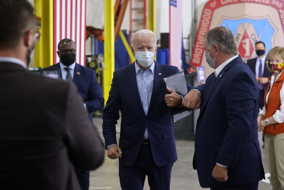Demokratický kandidát na prezidenta USA a bývalý viceprezident Joe Biden navštívil v rámci kampaně tesařskou fabriku v Minnesotě. V zájmu zabránění šíření nákazy organizátoři kladli důraz na dodržování rozestupů. Takto od sebe „oddělili“ přítomné novináře. (18. 9. 2020)