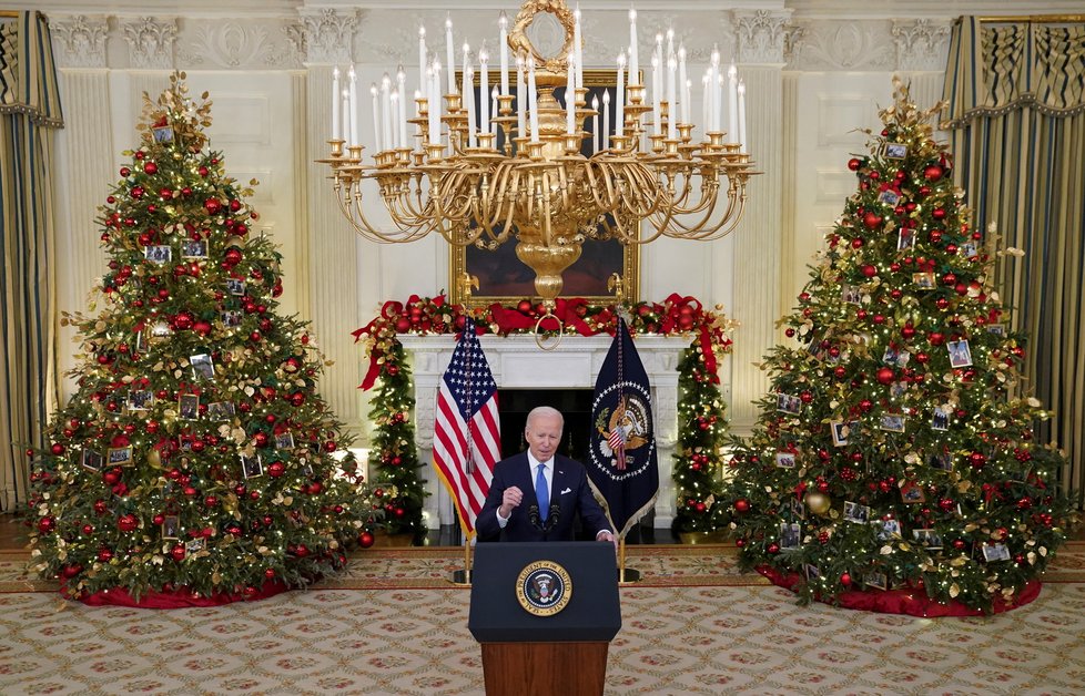 Projev prezidenta USA Joea Bidena k pandemii covidu, variaci omikron a očkování před Vánoci 2021 (21.12.2021)