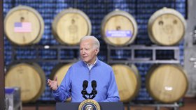 Joe Biden v pivovaru ve Wisconsinu (25.1.2024)