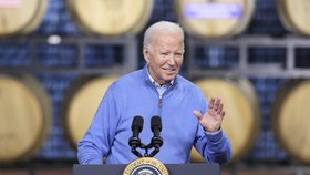 Joe Biden v pivovaru ve Wisconsinu (25.1.2024)