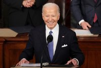 Bidenův projev o stavu unie: Vtipkoval o svém stáří a v narážce na Trumpa odmítl démonizovat imigranty