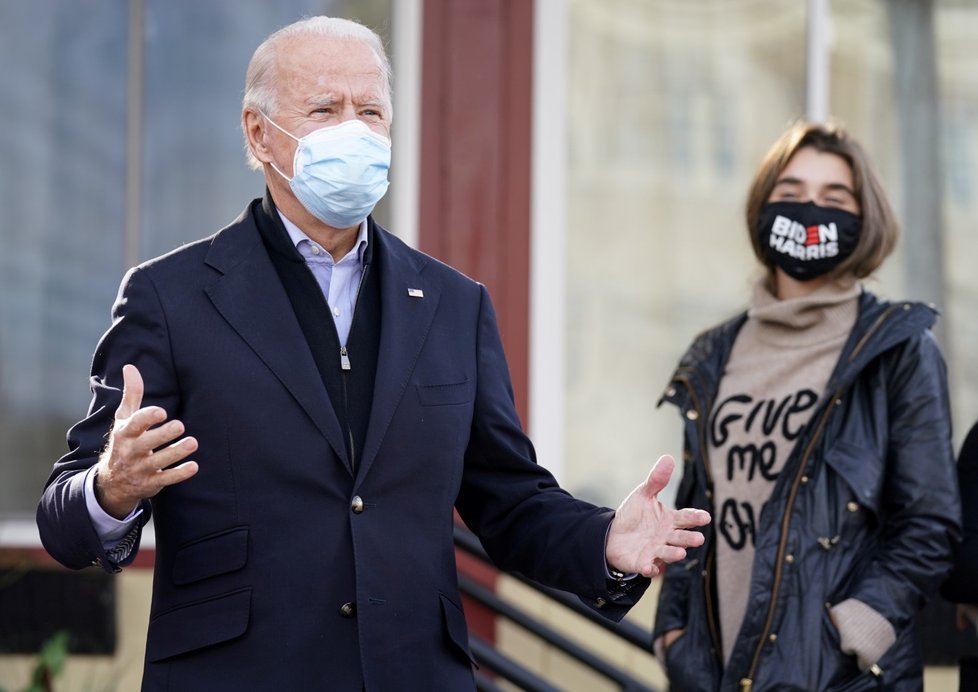 Bývalý viceprezident a kandidát Demokratů na americkou hlavu státu Joe Biden mezi svými příznivci v Pensylvánii (3. 11. 2020)