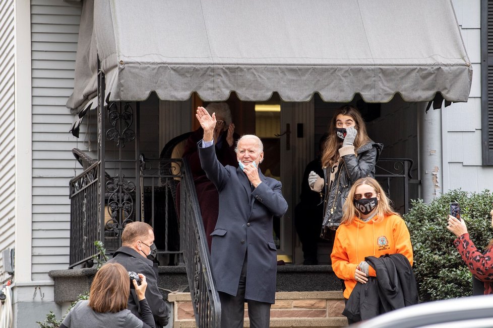 Bývalý viceprezident a kandidát Demokratů na americkou hlavu státu Joe Biden mezi svými příznivci v Pensylvánii (3. 11. 2020)