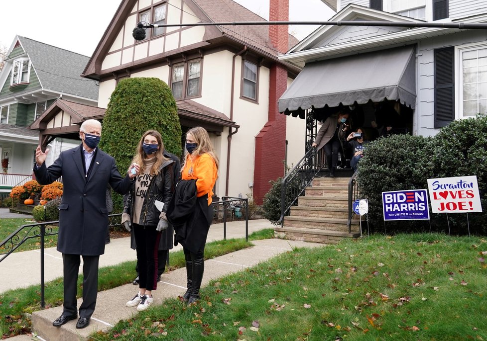 Bývalý viceprezident a kandidát Demokratů na americkou hlavu státu Joe Biden se svými vnučkami v Pensylvánii (3. 11. 2020)