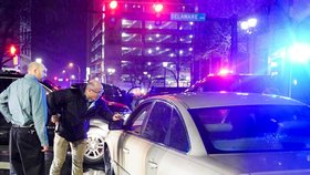Do vozidla čekajícího na amerického prezidenta Joea Bidena narazilo auto (18.12.2023)