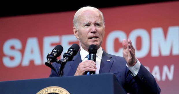 Co tím myslel? Biden zakončil projev slovy „Bůh ochraňuj královnu“, Američané nechápou