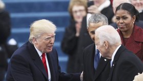 Bývalý americký viceprezident Joe Biden si podává ruku s Donaldem Trumpem.