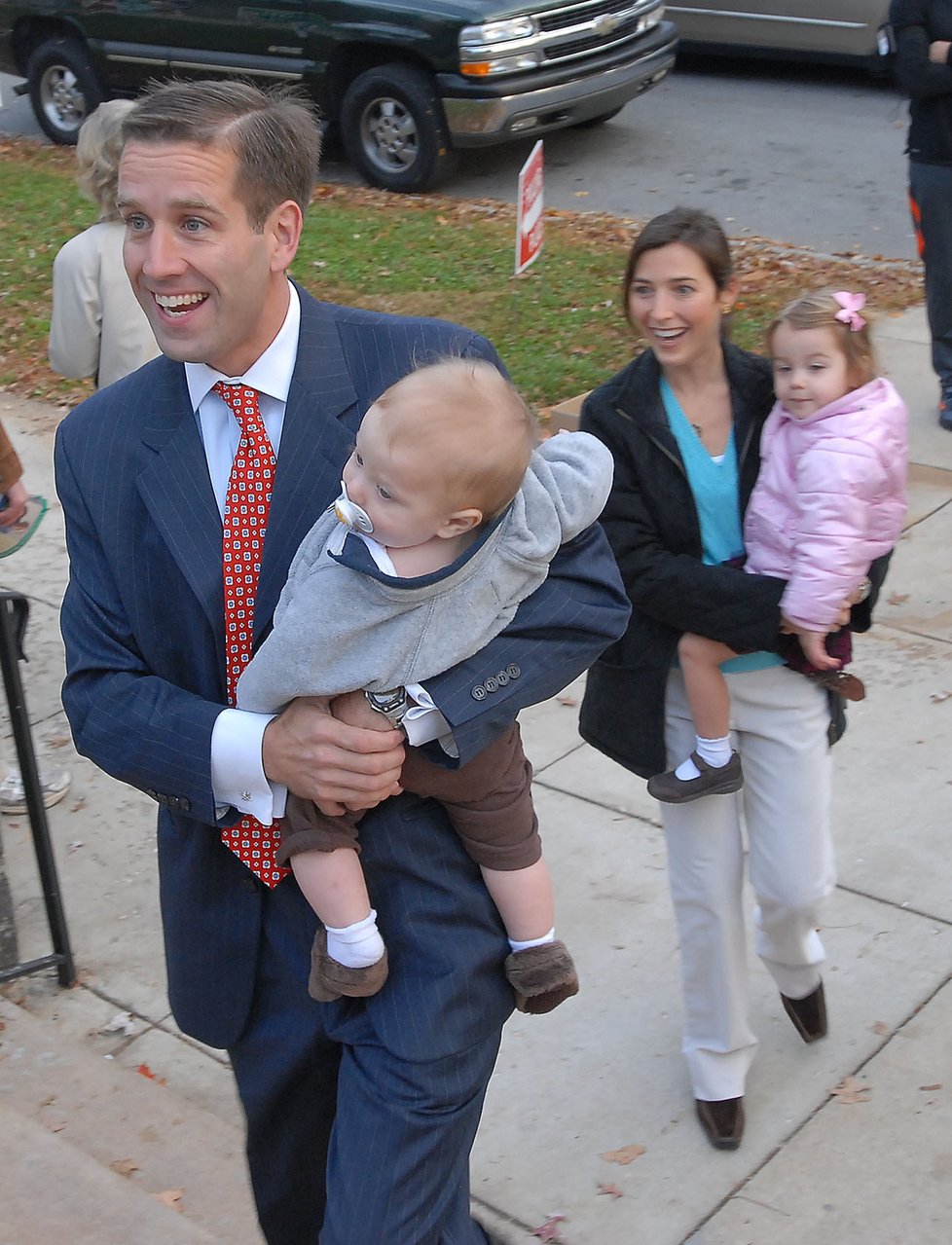 Beau Biden se svou rodinou v roce 2006 - na rukou drží syna Huntera, manželka Hallie má v náručí dceru Natalie.