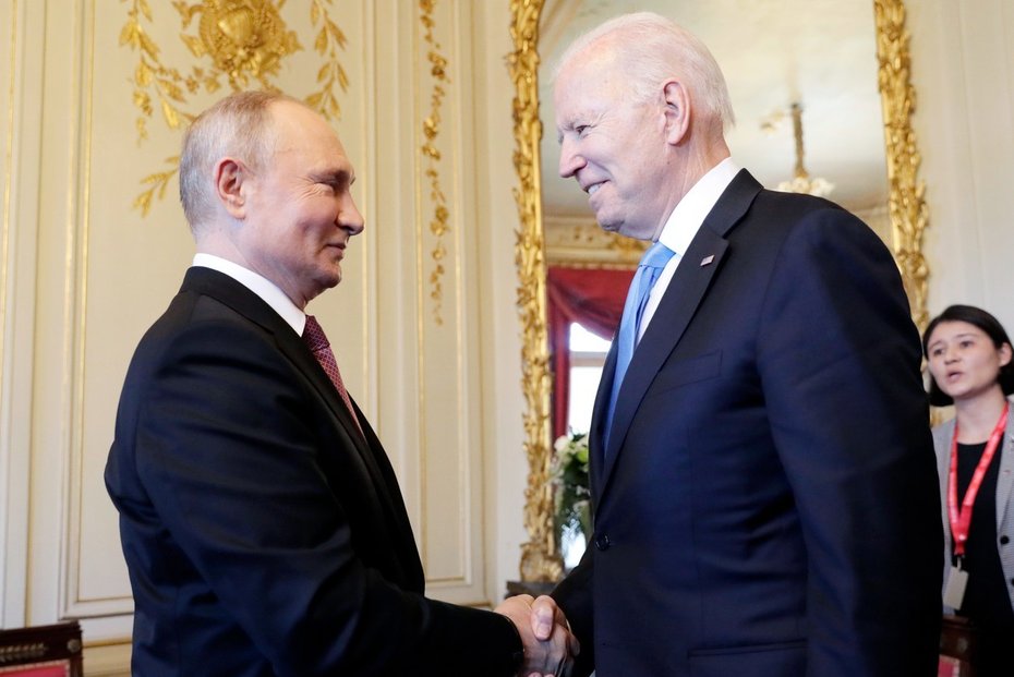 Prezident USA Joe Biden (vpravo) minulý týden varoval ruského prezidenta Vladimira Putina před invazí na Ukrajinu a pohrozil mu vysokými sankcemi.