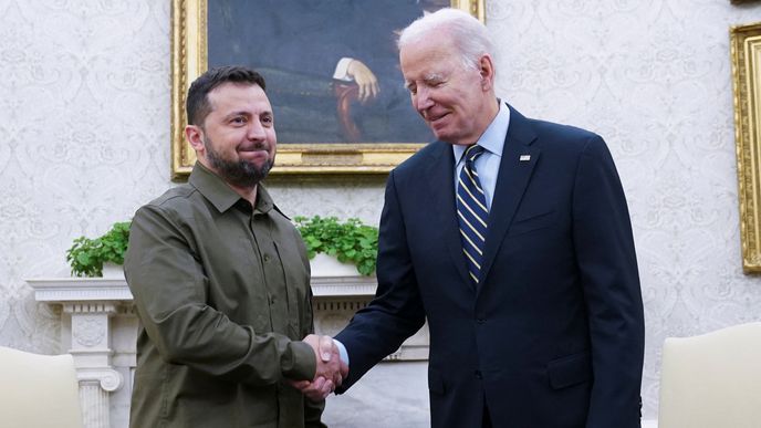 Prezident USA Joe Biden (vpravo) a jeho ukrajinský protějšek Volodymyr Zelenskyj