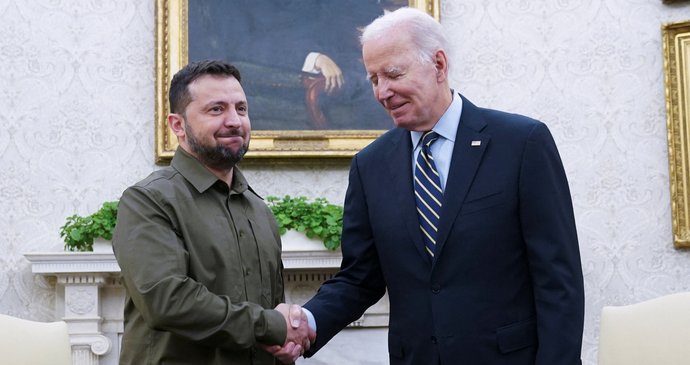 ONLINE: Biden schválil další pomoc Ukrajině, tanky Abrams dorazí už příští týden