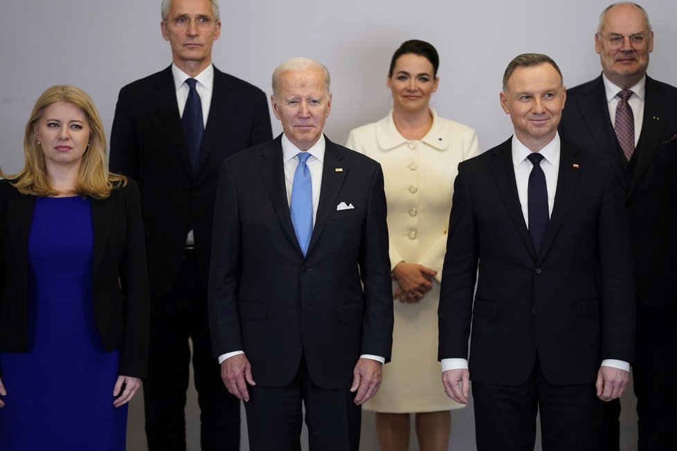 Jednání skupiny B9 ve Varšavě: Slovenská prezidentka Zuzana Čaputová, americký prezident Joe Biden a polský prezident Andrzej Duda (22.2.2023)