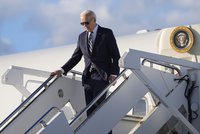 Biden kvůli útoku Íránu na Izrael spěchal zpět do Bílého domu. Přerušil volno u moře