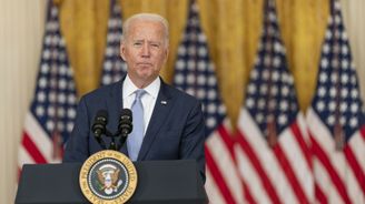 Biden sklízí kritiku za "zpackané stažení" z Afghánistánu. Trump ho kárá za slabost