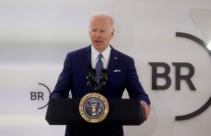 Americký prezident Joe Biden opakovaně varoval Evropu, že Rusko chystá invazi na Ukrajinu, jeho důvěryhodnost v Evropě ale podryl předchozí zpackaný odchod spojenců z Afghánistánu.