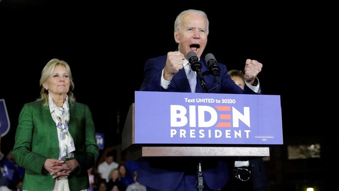 Joe Biden se svou manželkou Jill při kampani