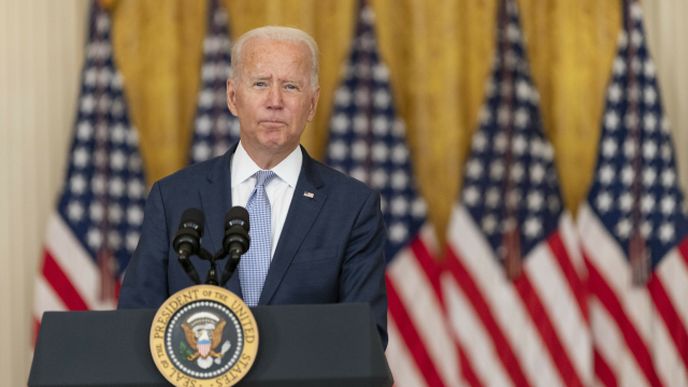 Joe Biden čelí protestu republikánského senátora Teda Cruze, který považuje Bidenovo stažení sankcí na německé firmy, které pomáhaly stavět plynovod Nordstream 2, za důkaz slabosti vůči Putinovi.