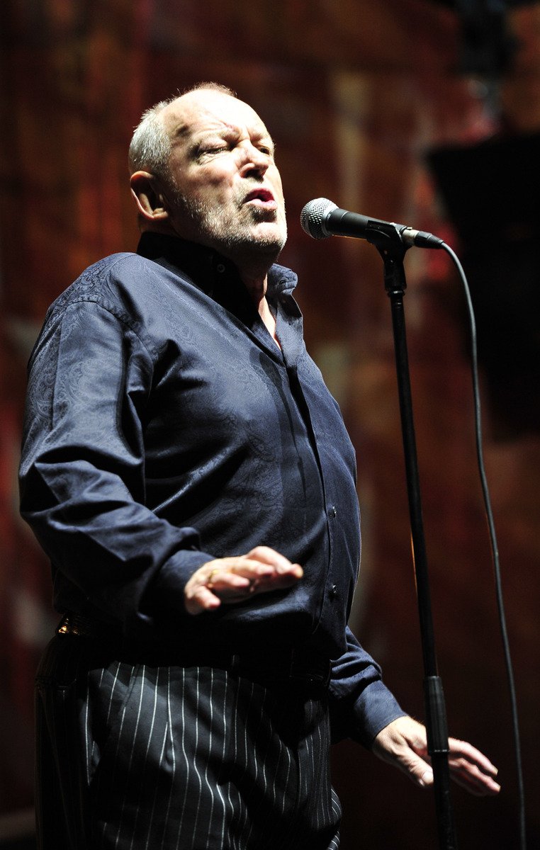 Joe Cocker během vystoupení v pražské O2 Areně
