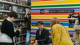 Joe Hill, vlastním jménem Joseph Hillström King, je uznávaný americký autor hororů a komiksů. Je mistrem temné psychologie a tvůrcem hitů jako Zámek a klíč, Černý telefon nebo chystaného eposu Král žal.