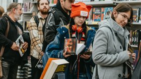 Joe Hill, vlastním jménem Joseph Hillström King, je uznávaný americký autor hororů a komiksů. Je mistrem temné psychologie a tvůrcem hitů jako Zámek a klíč, Černý telefon nebo chystaného eposu Král žal.