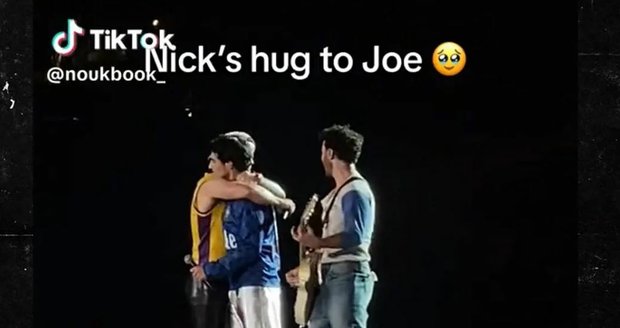 Brácha Nick Joea vřele objal.