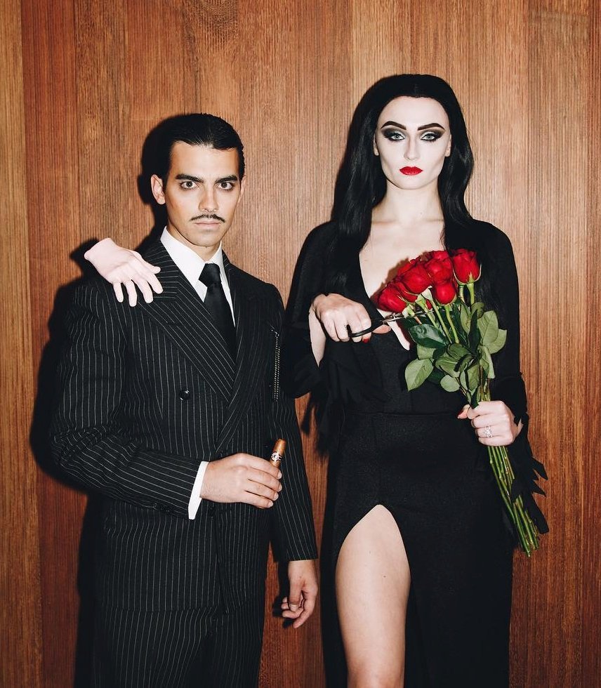 Herec a zpěvák Joe Jonas se sladil se svou snoubenkou Sophií Turnerovou na Halloweena: Spolu byli za úchvatného Gomeze a Morticii Adamsovy.