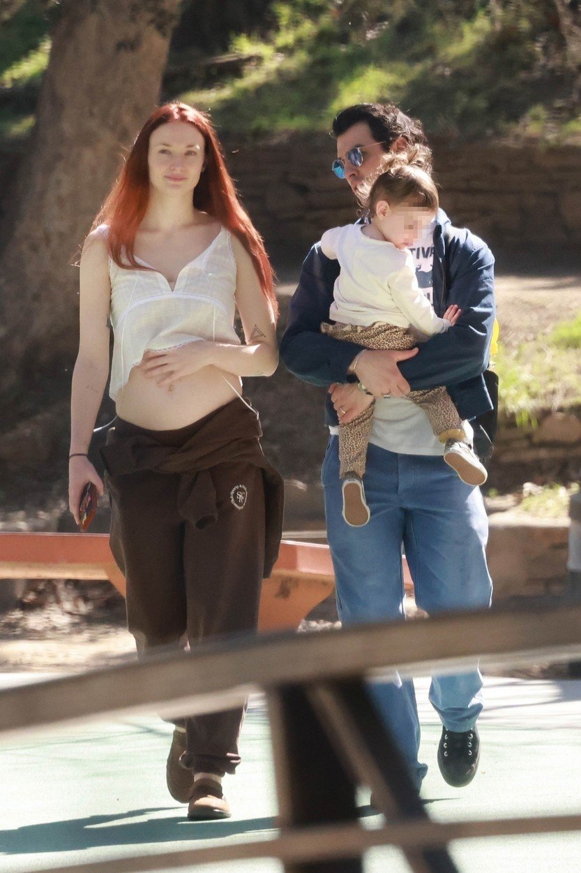 Těhotná Sophie Turnerová s manželem a dcerou Willou
