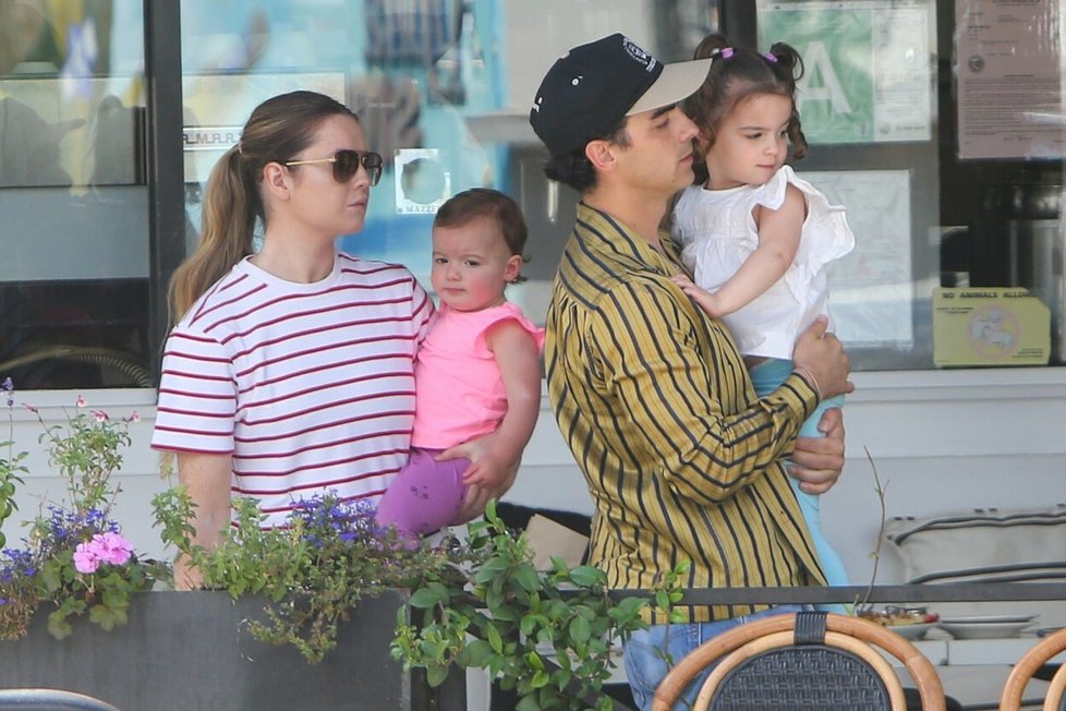 Nově single Joe Jonas s dcerami a neznámou ženou.