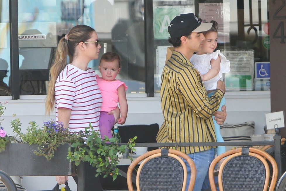 Nově single Joe Jonas s dcerami a neznámou ženou.