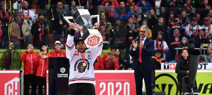 Kapitán Frölundy Joel Lundqvist zvedá nad hlavu pohár pro vítěze Ligy mistrů
