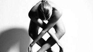 Nahá jóga: Černobílá elegance krásného ženského těla. Podívejte se