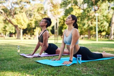 Využijte letních dní k praktikování jógy venku. Co musíte vědět, než začnete?
