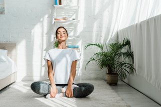 Čtyři důvody, proč je dobré meditovat. Budete se lépe soustředit i spát