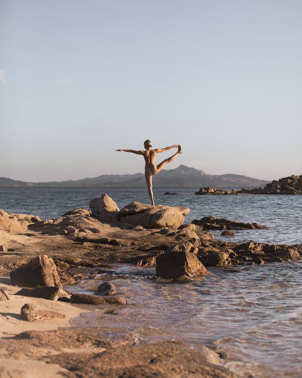Nahá jogínka inspiruje ženy po celém světě