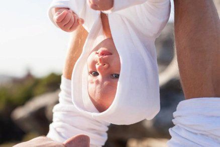 Nejmladší jogínka světa! Pár cvičí akrobatickou jógu s osmiměsíční dcerou